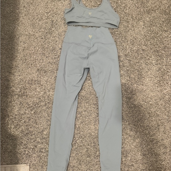 Aritzia workout set - Picture 2 of 3